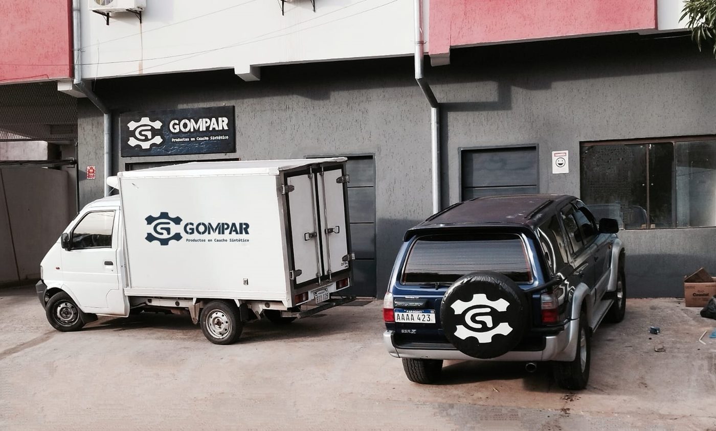 Vehículo de reparto rotulado con la marca Gompar